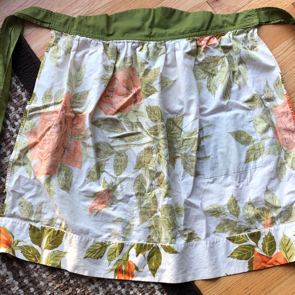 Vintage Floral Half Apron with Olive Trim 1950’s - Picture 4 of 4